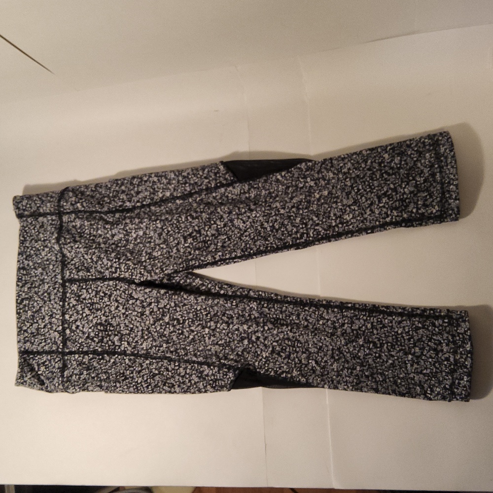 Lululemon. Black White Design with Mesh Trim. Size 8.